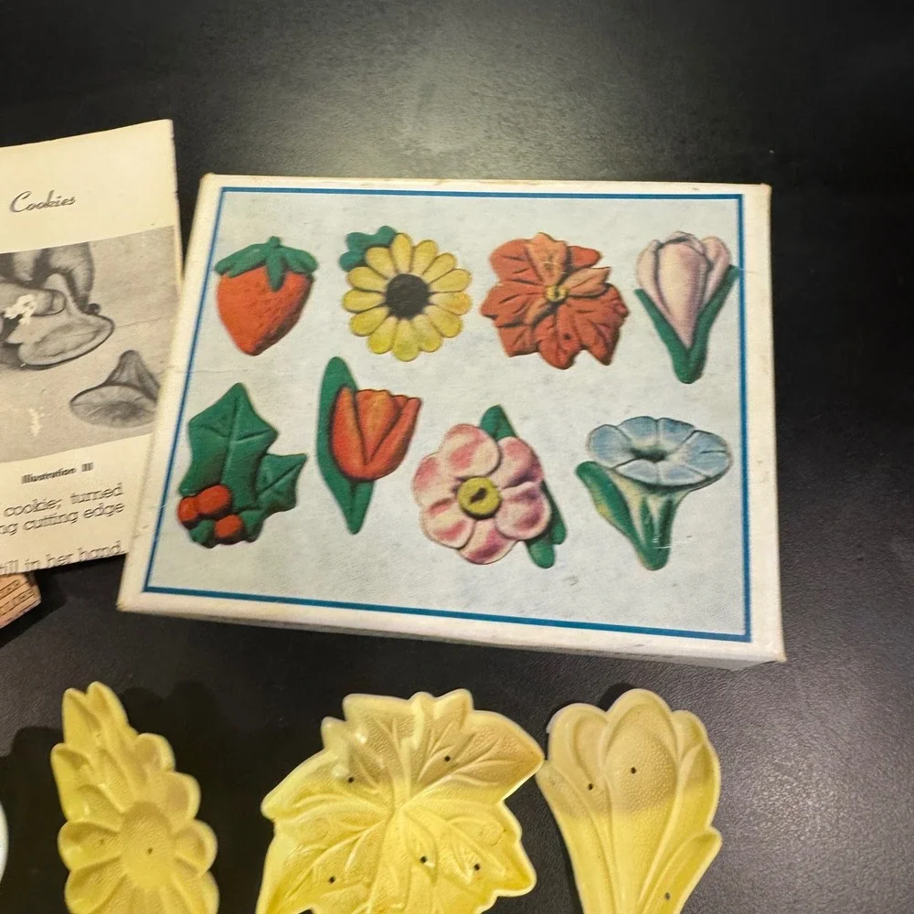 Aunt Chick Flower Garden Cookie Cutters Set Yellow Vintage 1950s Kitchenware